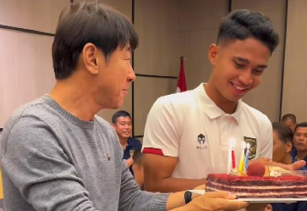 Marselino Ferdinan rayakan ulang tahun bareng Timnas Indonesia U-23. (Foto: Instagram Timnas Indonesia)