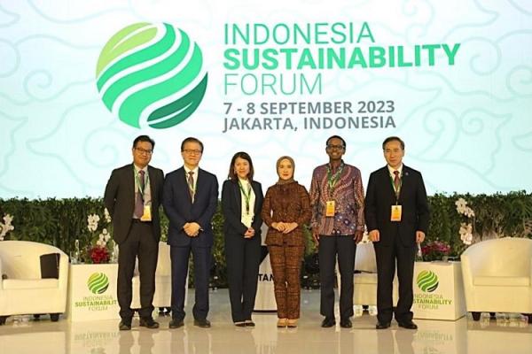Chairman Sinar Mas Agribusiness and Food, Franky Oesman Widjaja (kedua dari kiri) saat menjadi panelis di acara Indonesia Sustainability Forum di Jakarta, Kamis (7/9/2023).&nbsp;