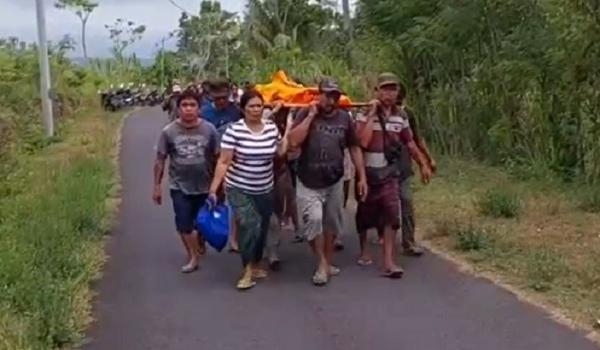 Tebing Longsor Di Karangasem 2 Evakuasi warga tewas tertimbun longsor di Karangasem, Bali, Senin (11/9/2023). (Foto : Yunda Ariesta)