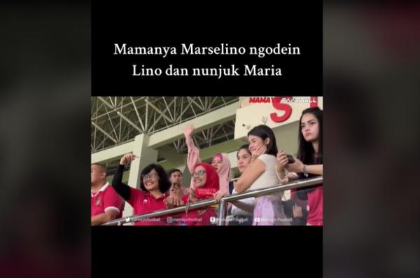 Ibunda Marselino, Sudarwijani (kiri), memberi kode ke anaknya ada Maria Theodore di sampingnya. (Foto: Tiktok @girls_blooming)