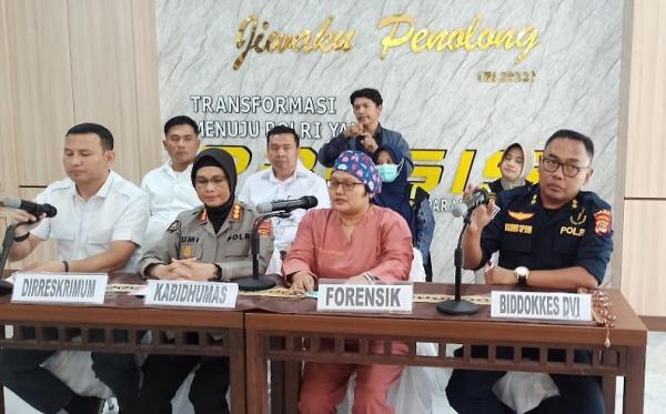 Konpers Dokkes Polda Lampung Dokter Forensik Rumah Sakit Bob Bazar Lampung Selatan, dr Andriani saat konferensi pers di Mapolda Lampung, Selasa (12/9/2023). (Foto: Ira W)