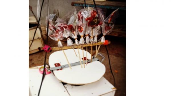 Nostalgia jajanan zaman dulu era 90-an, Gulali (Foto: Instagram/Dinaguntur) Nostalgia jajanan zaman dulu era 90-an, Gulali (Foto: Instagram/Dinaguntur)
