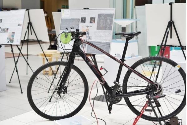 Hasil karya mahasiswa kreatif sepeda karbon dan 3D printing. (foto: istimewa)