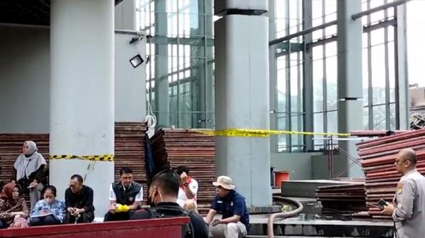 Pasca-Kebakaran Museum Nasional Garis polisi yang terpasang di salah satu sudut bangunan Museum Nasional usai kebakaran, Minggu (17/9/2023). (Foto: Widya Michella)