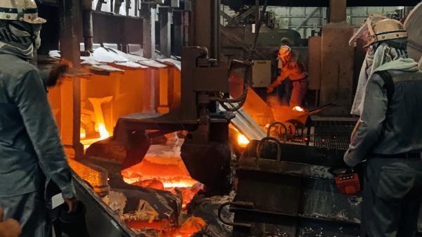 Pekerja di pabrik penuangan aluminium PT Inalum 1 Pekerja di pabrik penuangan aluminium PT Inalum di Kuala Tanjung, Batubara, Sumatera Utara membersihkan karbon dari mesin yang digunakan untuk pencetak aluminium. (Foto: iNews/Wahyudi Aulia)