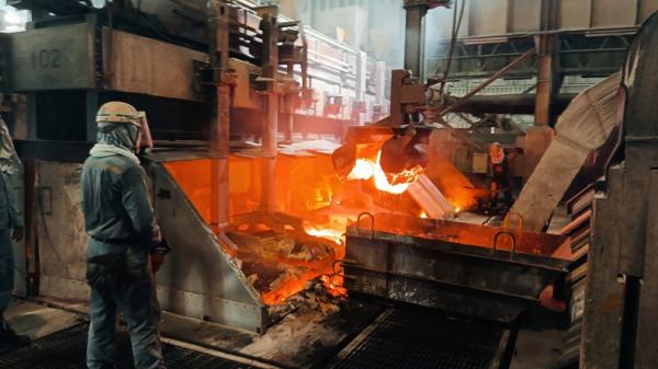 Pekerja tengah membersihkan tungku peleburan 1 Pekerja tengah membersihkan tungku peleburan (pot) dari bongkahan katoda yang hancur akibat proses elektrolisis saat meleburkan alumina menjadi aluminium cair di Potline-1 Pabrik Peleburan Alumina PT Indonesia Asahang (Foto: iNews/Wahyudi Aulia)
