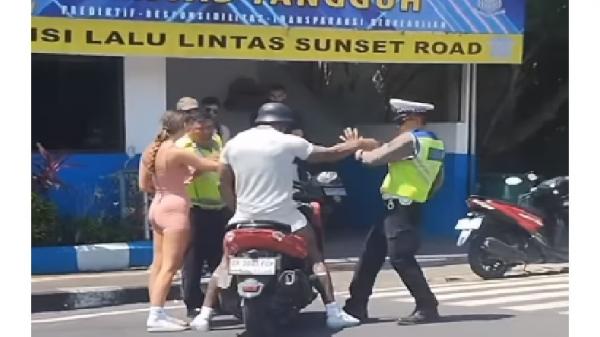 Viral Video Bule Dorong Polisi saat Ditegur Video Bule dorong dan tampar polisi saat ditegur tak pakai helm di Bali. (Foto: Tangkapan layar)