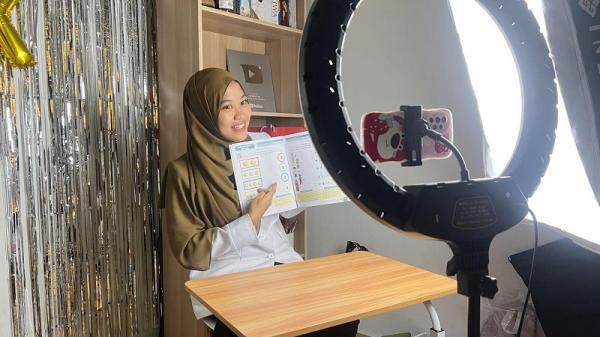 Alifah membuat konten edukasi kreatif Alifah terus konsisten belajar membuat konten yang kreatif.