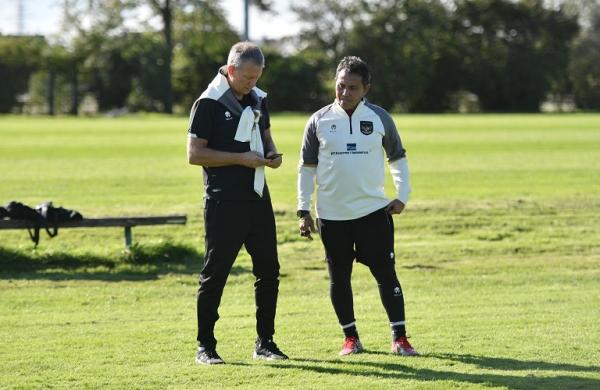 Bima Sakti Frank Wormuth Coach Bima Sakti (kiri) berdiskusi dengan Frank Wormuth pada pemusatan latihan Timnas Indonesia U-17 di Jerman. (Foto: PSSI)