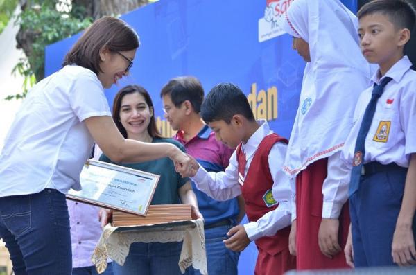Penyerahan beasiswa Koperasi Astra pada Sabtu (16/9/2023) di Pasar Seni, Taman Impian Jaya Ancol, Jakarta. (Foto: dok Astra)