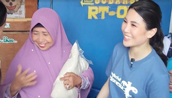 Wakil Ketua Umum Partai Perindo Angela Tanoesoedibjo membagikan beras kepada warga Kelurahan Nginden Jangkungan, Kecamatan Sukolilo, Kota Surabaya, Jumat (22/9/2023). (Foto: Lukman Hakim)