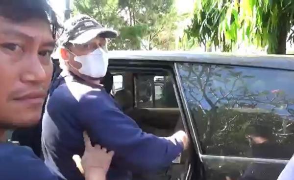Warga negara Rusia, Maxim Zhiltsov ditangkap petugas Imigrasi Bali. (Foto: Indira Arri)
