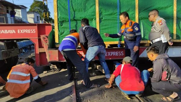 Truk Kontainer Tersangkut Rel di Perlintasan 1 Truk Kontainer Tersangkut Rel di Perlintasan Kereta Malang, Perjalanan 6 KA Terganggu (Foto: Istimewa)