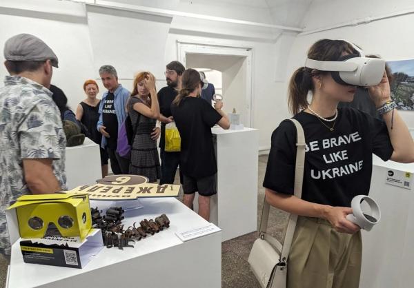War Up Close Jerman Pengunjung pameran War up Close di Berlin, Jerman, menggunakan kacamata VR untuk menyaksikan kehancuran yang ditimbulkan oleh agresi militer Rusia di kota-kota Ukraina secara virtual, 20 Juni 2023. (Foto: war.city)