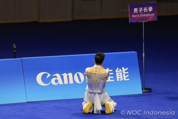 Atlet wushu Indonesia, Edgar Xavier Marvelo Atlet wushu Indonesia, Edgar Xavier Marvelo (kiri), menangis usai dipastikan meraih medali perak Asian Games 2022 di XSG Sport Centre, Hangzhou, China, Sabtu (23/9/2023). (Foto: NOC Indonesia)