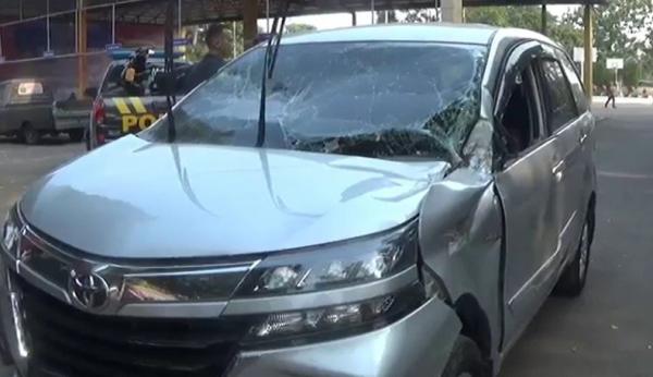 Mobil Pencuri Atm Mobil komplotan ganjal ATM di rest area KM 97 Tol Cipularang dirusak massa. (Foto: Irwan)