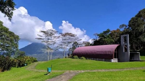 Tempat wisata di Tomohon salah satunya Bukit Doa Mahawu. (Foto: Pemkot Tomohon)