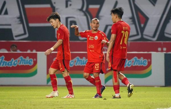 Persija Jakarta Riko Simanjuntak Winger Persija Jakarta, Riko Simanjuntak (tengah), kesal dengan kepemimpinan wasit di Liga 1 2023/2024. (Foto: Persija)