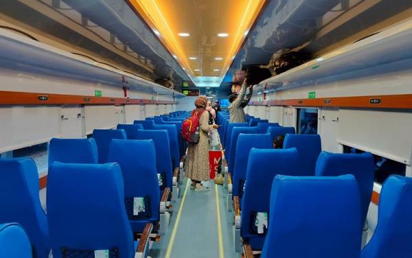 Kereta Ekonomi Baru 2 Kereta Ekonomi New Generation dirangkaikan pada KA Jayabaya relasi Pasarsenen-Malang pp. (Foto: Heri Purnomo/MPI)