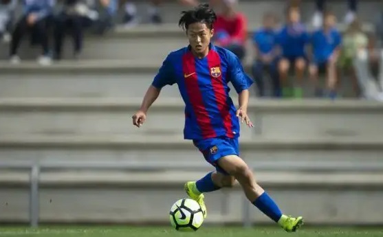 Lee Seung-woo saat tampil bersama akademi Barcelona. (Foto: acmilaninfo)