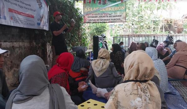 Pelatihan hidroponik di wilayah Palmeriam, Matraman, Jakarta Timur, Selasa (26/9/2023). (Foto: Ikhsan Permana SP/MPI)