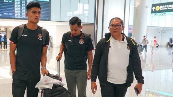 Sananta Ramadhan Sananta (kiri) tiba di China untuk bergabung dengan skuad Timnas Indonesia U-24 di Asian Games 2022. (Foto: PSSI)