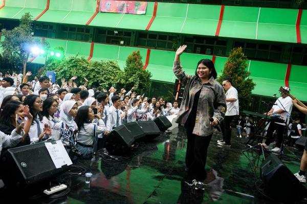 Jebung di SOL After Class Jebung menyapa siswa-siswi yang menyaksikan gelaran SOL After Class. (Foto: iNews Media Group/Aldhi Chandra Setiawan).