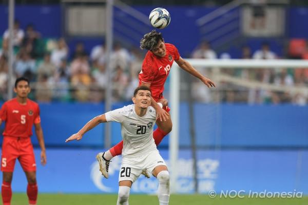 Dewangga TImnas Indonesia U-24 Penggawa Timnas Indonesia U-24 Alfeandra Dewangga (atas) menghalau serangan Uzbekistan pada 16 besar Asian Games 2022 di Shangcheng Sports Centre Stadium, Hangzhou, Kamis (28/9/2023). (Foto: NOC Indonesia/Naif Al`as)