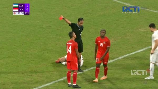 Striker Timnas Indonesia U-24 Hugo Samir mendapat kartu merah saat menghadapi Uzbekistan pada 16 besar Asian Games 2022 di Shangcheng Sports Centre Stadium, Huangzhou, China, Kamis (28/9/2023). (Foto: RCTI+)