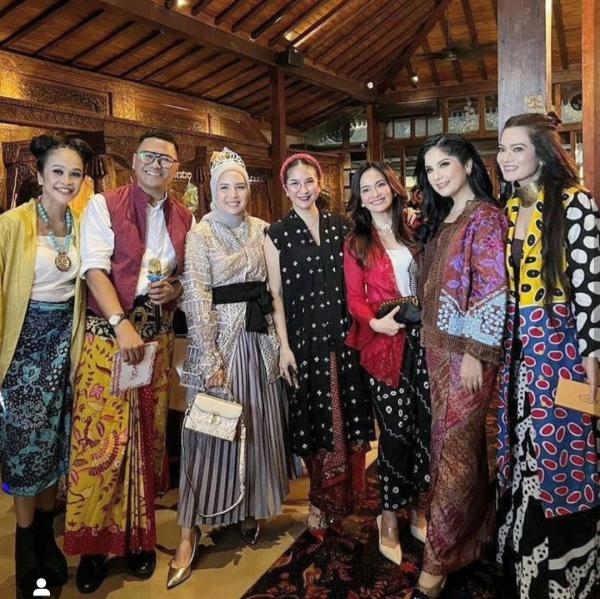 Screenshot 20230929 062716 Instagram Potret reuni gadis sampul era 80-an. (Foto: instagram)