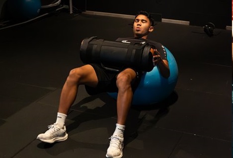 Marselino Ferdinan melakukan latihan di gym untuk memulihkan cedera hamstring yang dideritanya. (Foto: KMSK Deinze)