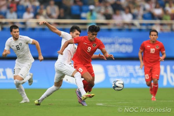 Ramadhan Sananta Timnas Indonesia U-24 Striker Timnas Indonesia U-24 Ramadhan Sananta (9) berjuang menghadapi Uzbekistan pada 16 besar Asian Games di Shangcheng Sports Centre Stadium, Hangzhou, Kamis (28/9/2023). (Foto: NOC Indonesia/Naif Al`as)