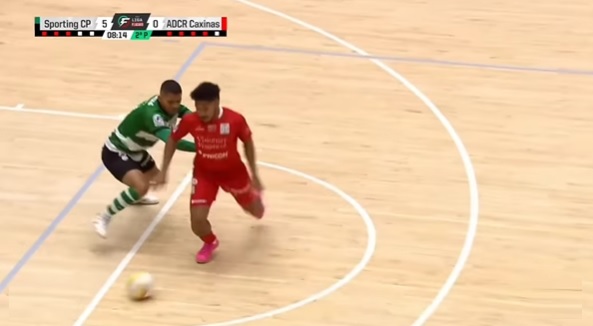 Evan Soumilena Evan Soumilena (kanan) beraksi bersama Caxinas Poca Barca vs Sporting Lisbon pada Liga Futsal Portugal 2023/2024 di Pavilhao Francisco Jose Tavares, Sabtu (30/9/2023). (Foto: Canal 11)