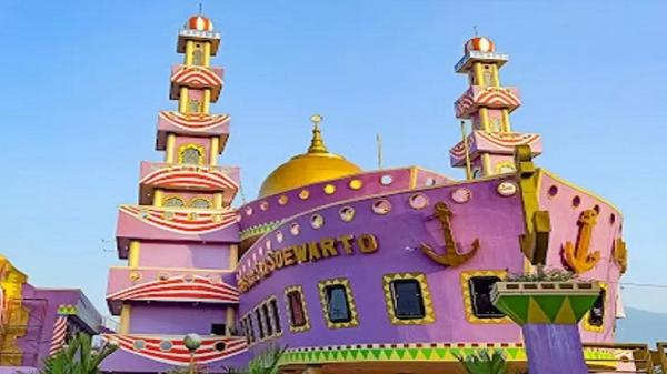 Tempat wisata religi di Sukabumi yaitu Masjid Sri Soewarto yang memiliki arsitektur unik. (Foto: muslimkita.com)