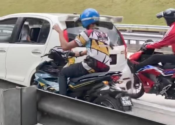 Mobil Distut Motor Di Tol 1