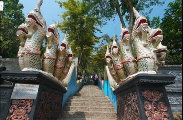 Tempat wisata religi di Sukabumi berupa vihara ini sangatlah menakjubkan. (Foto: wihara.org)