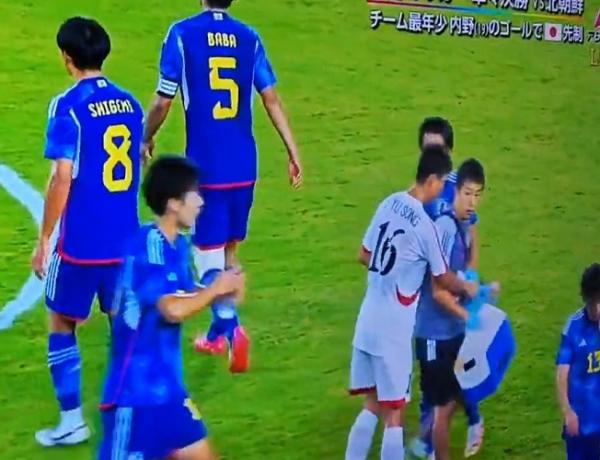Pemain Korut Viral Pemain Timnas Korea Utara Kim Yu Song minta minum ke ofisial Jepang pada perempat final Asian Games 2022 di Xiaoshan Sports Centre Stadium, Hangzhou, Minggu (1/10/2023). (Foto: Twitter @chi_ao_chi)
