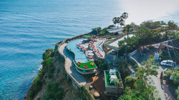 Sunset Point Amed Pemandangan tampak atas dari Sunset Point Amed. (Foto: dok Mahagiri Resorts and Villas)