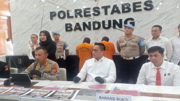PROSTITUSI ONLINE BANDUNG Kapolrestabes Bandung Kombes Pol Budi Sartono memberikan keterangan terkait pengungkapan kasus prostitusi online. (FOTO: iNews.id/AGUS WARSUDI)