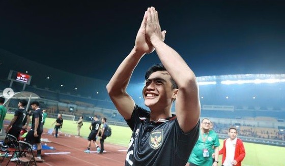 Pratama Arhan Bek Timnas Indonesia Pratama Arhan menunjukkan sisi romantisnya saat merakan ulang tahun sang istri Azizah Salsha. Arhan mengajak Azizah dinner romantis. (Foto: instagram/zizearhan)