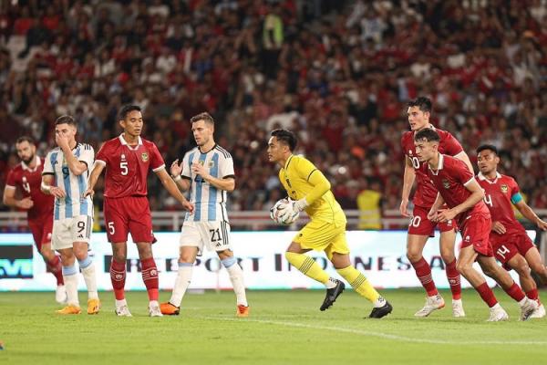Ernando Ari main starter saat Indonesia vs Argentina pada FIFA Matchday di SUGBK, Juni lalu. (Foto: Instagram @Kiper Timnas Indonesia Ernando Ari paling sibuk membela negara pada 2023. (Foto: Instagram @nandoariiiss)
