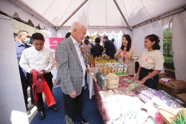 Sinar Mas Tjipta UMKM Fair 5.0 Board Member Sinar Mas Muktar Widjaja mengunjungi anjungan mitra binaan Sinar Mas dalam Tjipta UMKM Fair 5.0 di Jakarta (3/9/2023). (Foto: dok Sinar Mas)