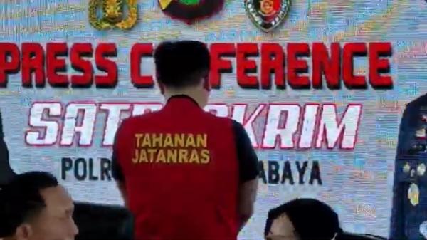 Penganiaya perempuan di Surabaya Mengenakan rompi tahanan, Gregorius Ronald penganiaya perempuan hingga tewas tertunduk saat dihadirkan dalam konferensi pers Mapolrestabes Surabaya. (Foto: Nursyafei).