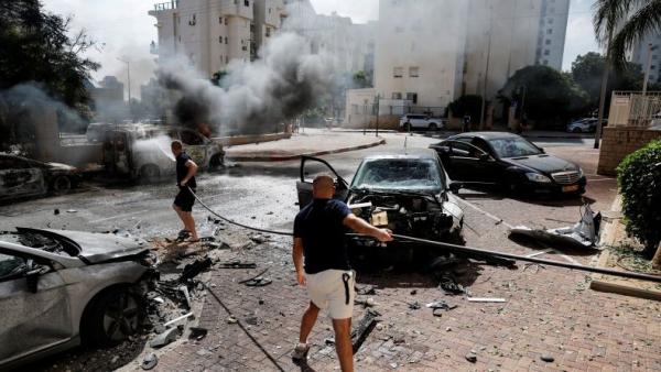 Hamas Serang Israel4 Reu Serangan roket Hamas menyebabkan sejumlah mobil terbakar di Israel Selatan, Sabtu (7/10/2023). (Foto: Reuters)