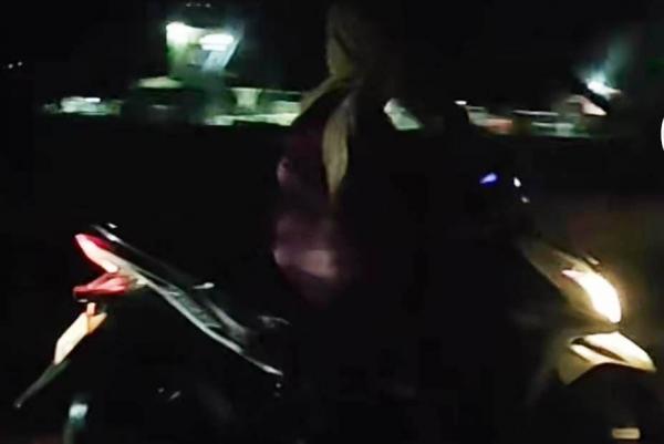 Emak Emak Naik Motor Masuk Tol 2