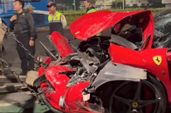 Mobil Ferrari Ringsek