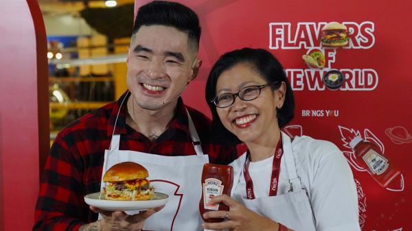 Chef Martin Praja Chef Martin Praja dan Intan Ekowati, Head of Core Asian Taste Marketing for Kraft Heinz Indonesia.