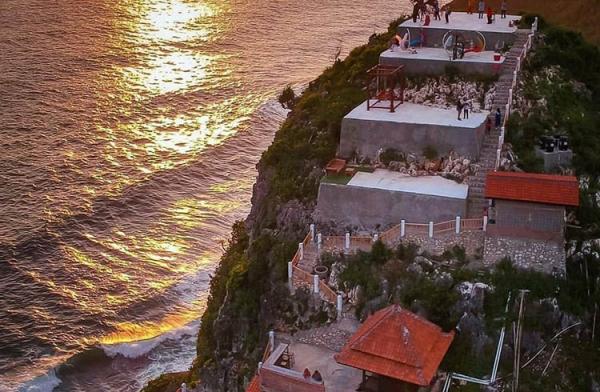Puncak Segoro destinasi wisata di Gunungkidul menikmati keindahan laut dari atas bukit. (foto: istimewa)