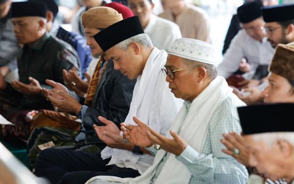 GANJAR ZIARA CIAMIS1 Bacapres Ganjar Pranowo dan pengasuh Ponpes Al-Quran Cijantung Ciamis khusyuk memanjatkan doa saat ziarah ke makam KH Moch Sirodj, pendiri Ponpes Al-Quran Cijantung. (FOTO: istimewa)