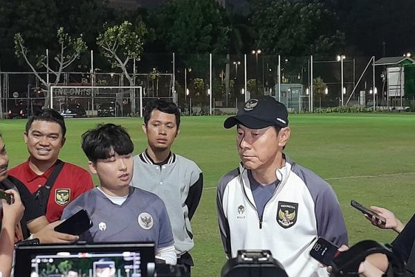 Pelatih Timnas Indonesia Shin Tae-yong (kanan) berbicara kepada media usai pemusatan latihan hari pertama di Lapangan B Gelora Bung Karno, Senayan, Jakarta, Senin (9/10/2023). (Foto: MPI/Andri Bagus Saeful)
